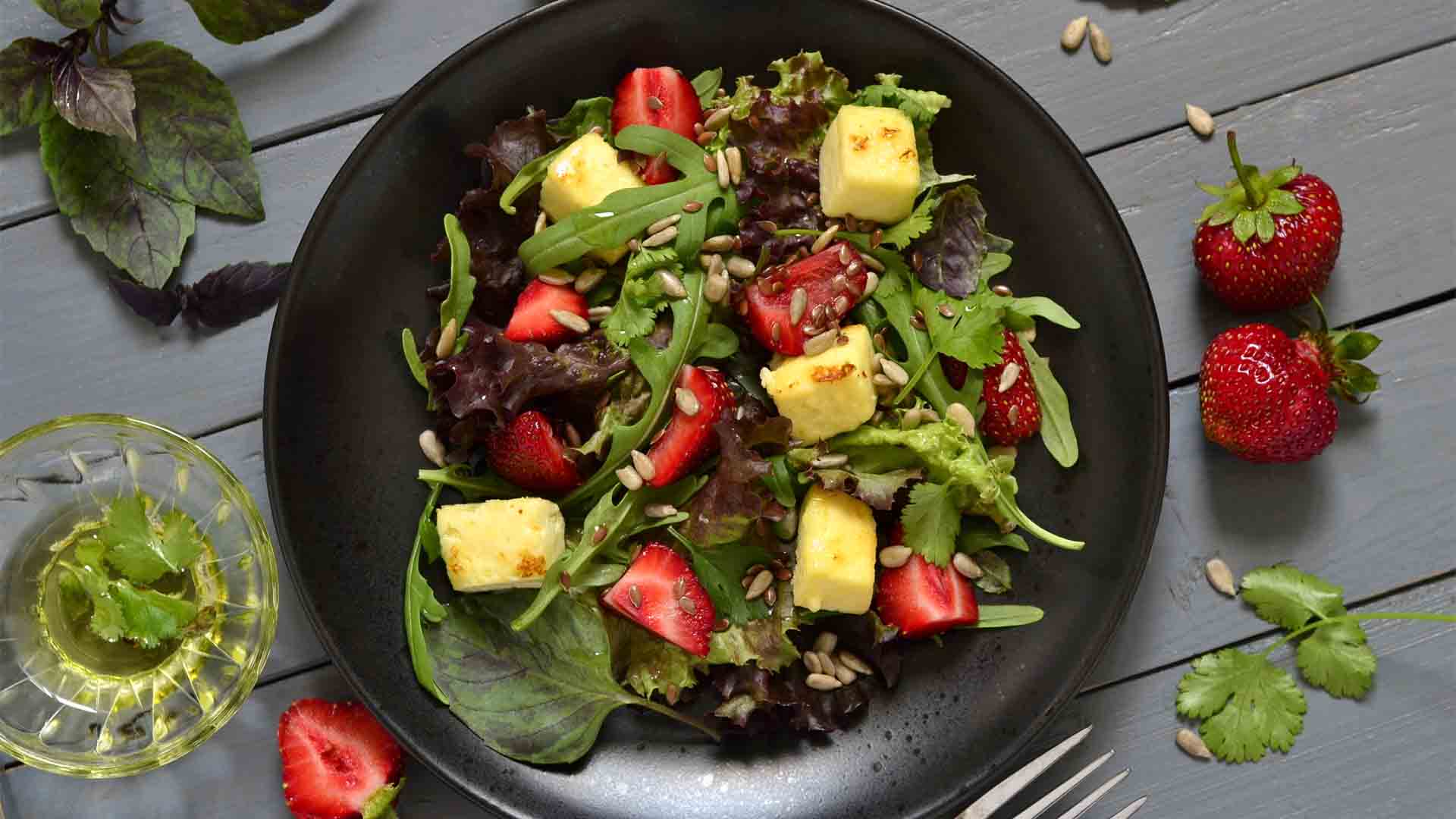 Çilekli ve Keten Tohumlu Semiz Otu Salatası